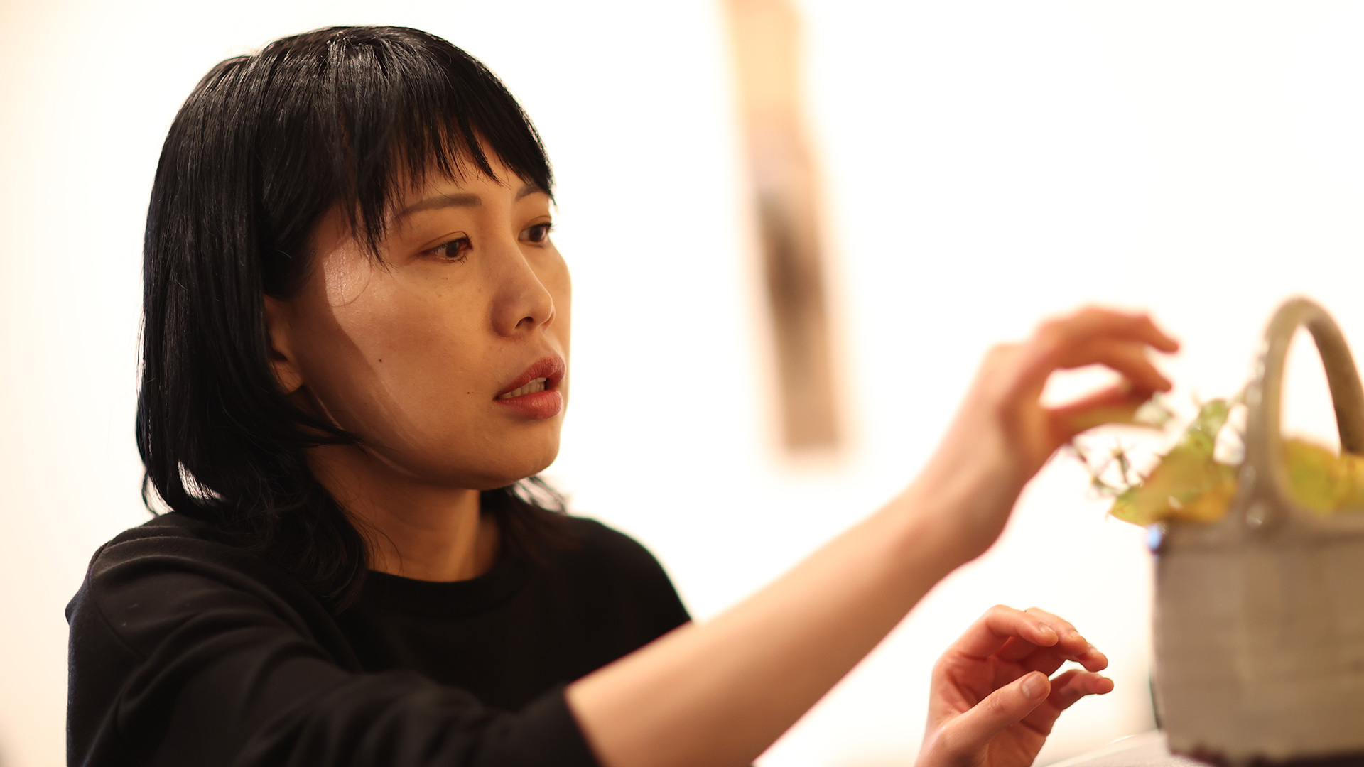 古高取藁灰釉手付水指に(横川志歩 先生)-1