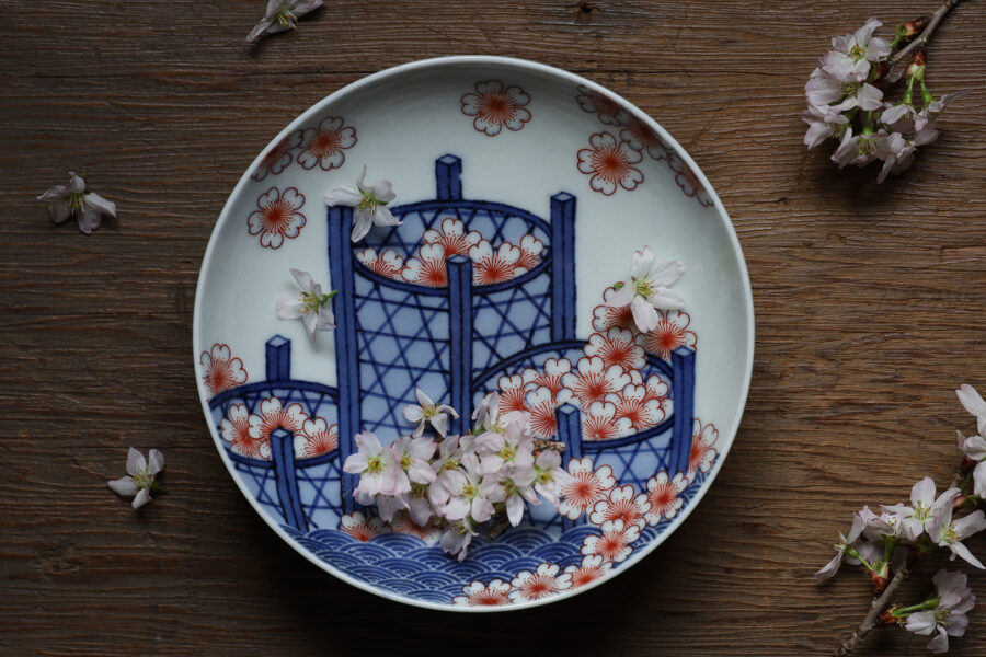 鍋島色絵桜花籃文小皿（江戸時代）
