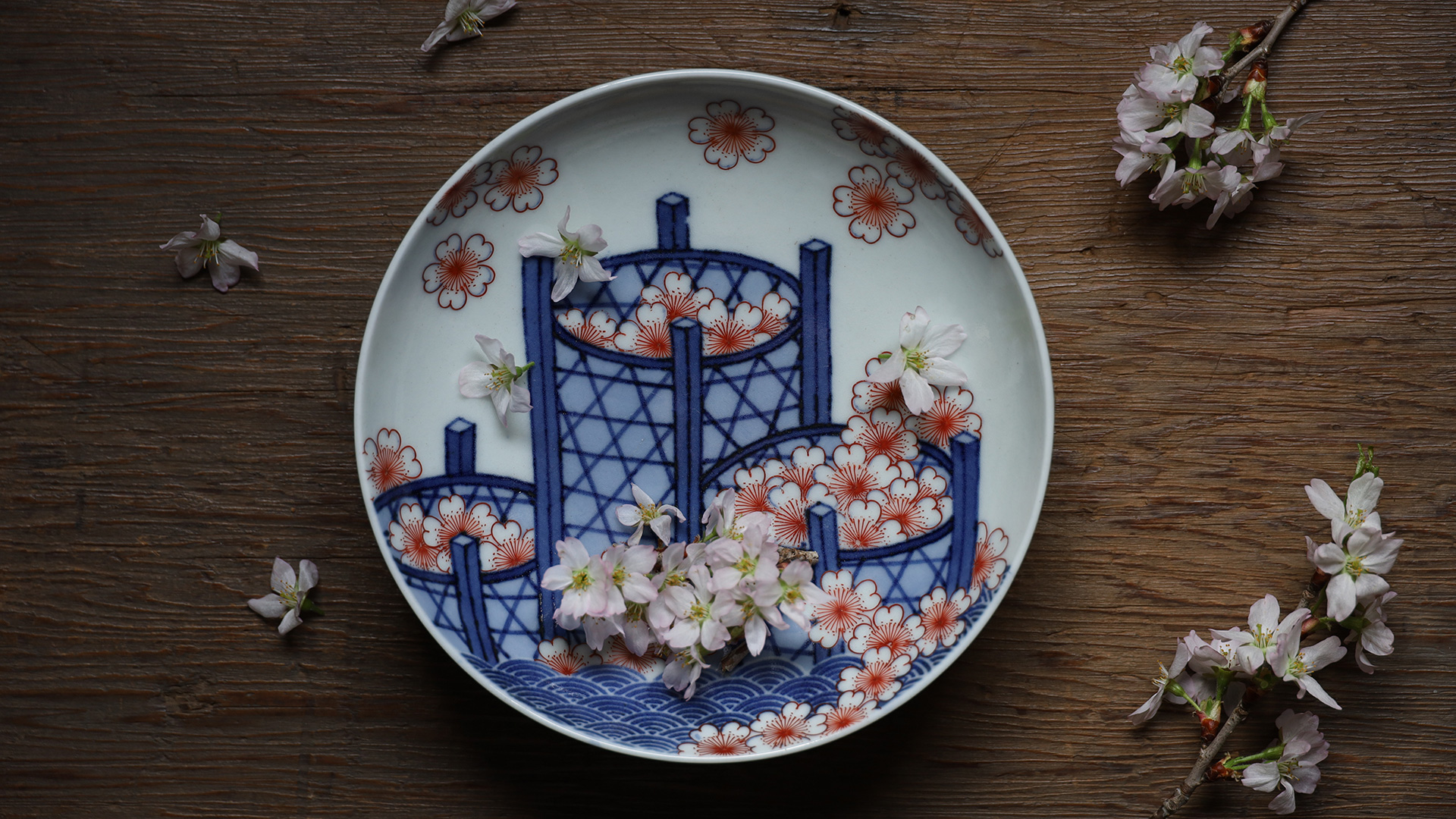 鍋島色絵桜花籃文小皿（江戸時代）-y1