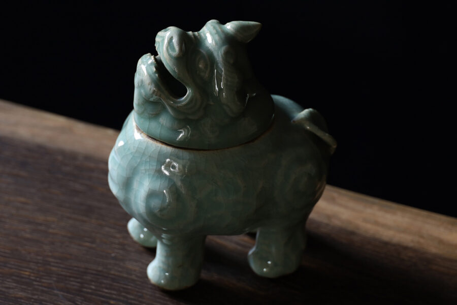 七官青磁獅子香炉（明時代）