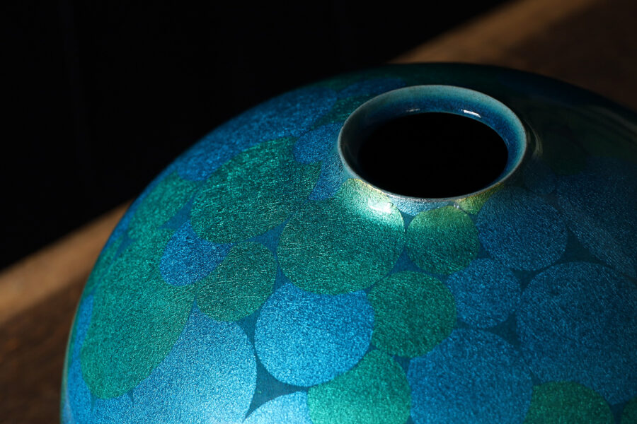 釉裏白金彩花壺（小野珀子）