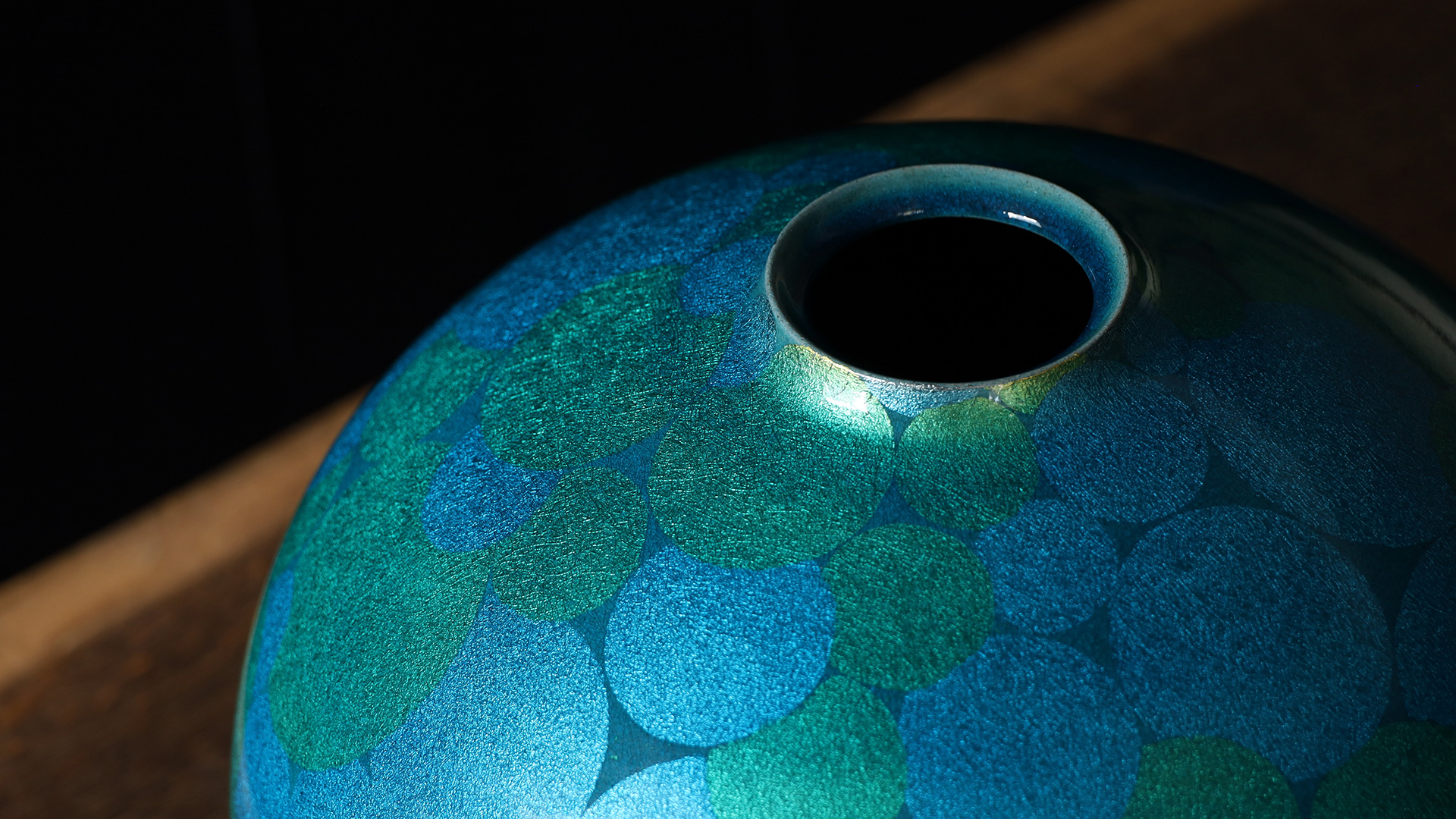 釉裏白金彩花壺（小野珀子）-y1