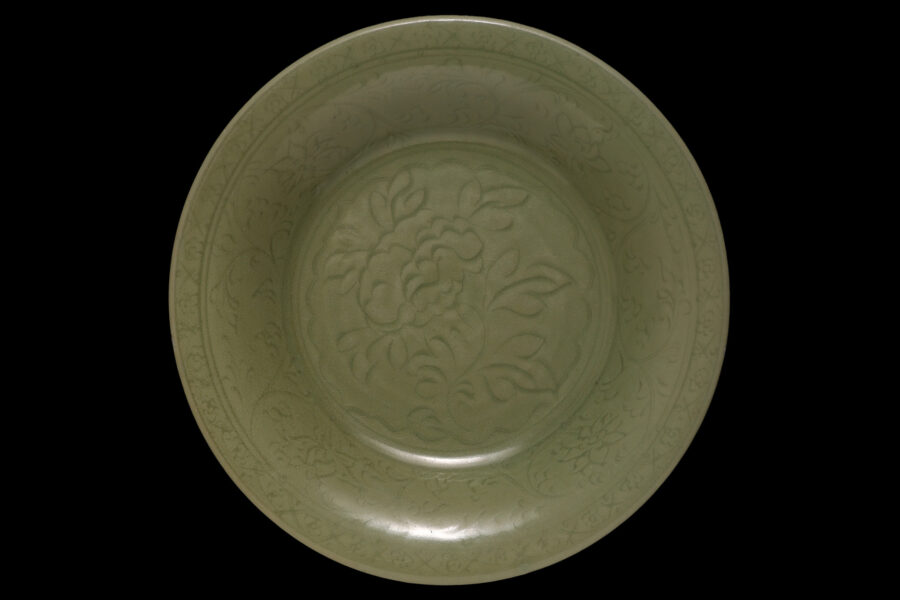 天龍寺青磁刻花牡丹文大盤(明時代 / 所載品)-1