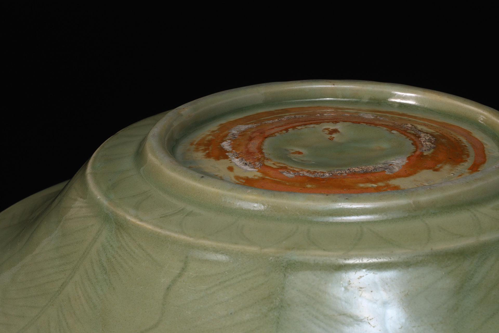 天龍寺青磁刻花牡丹文大盤（明時代 / 所載品）-10