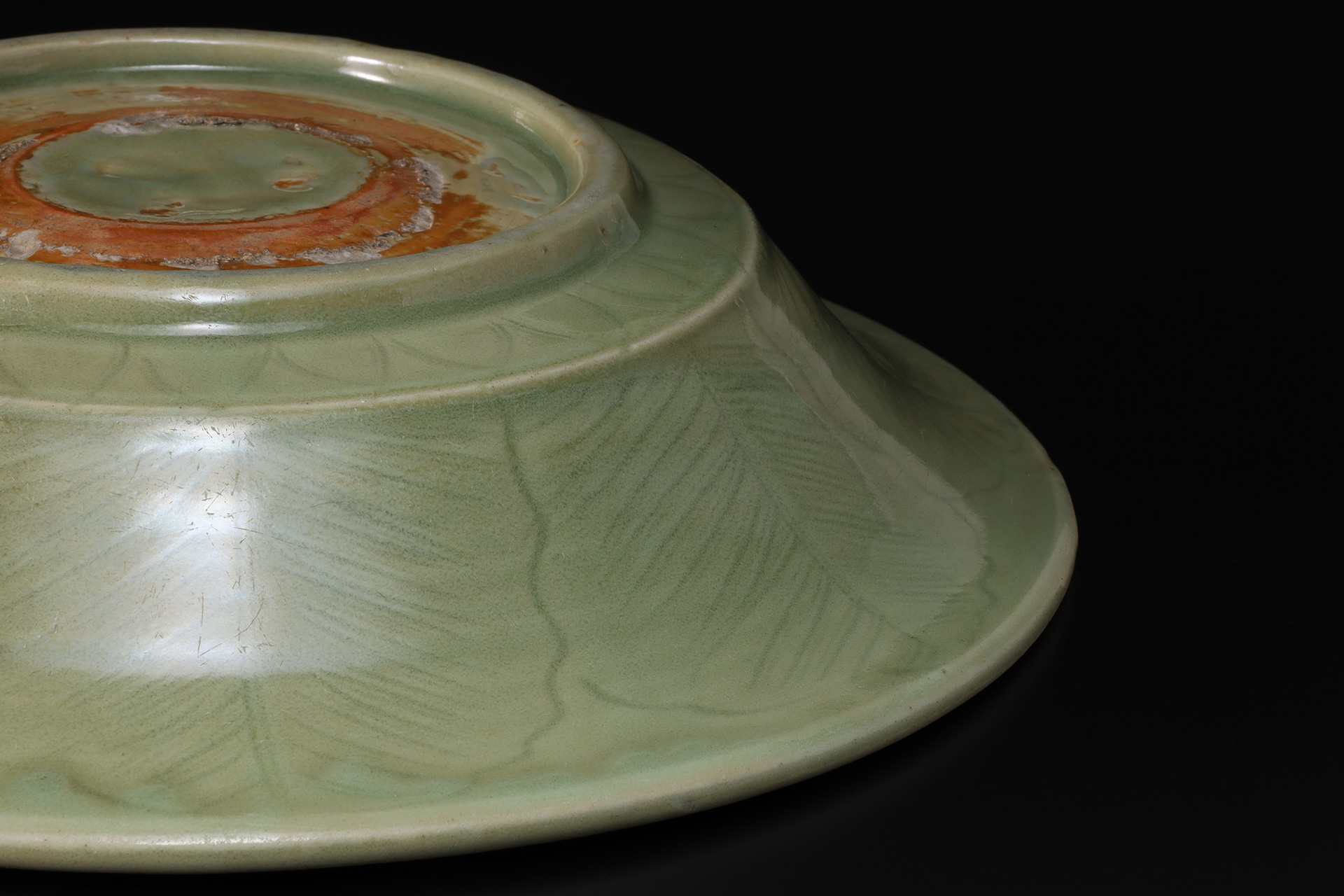 天龍寺青磁刻花牡丹文大盤（明時代 / 所載品）-11