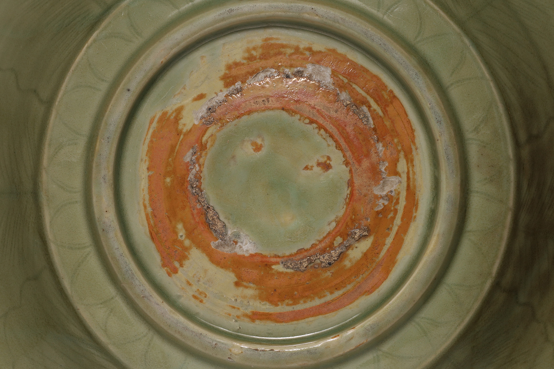 天龍寺青磁刻花牡丹文大盤（明時代 / 所載品）-12