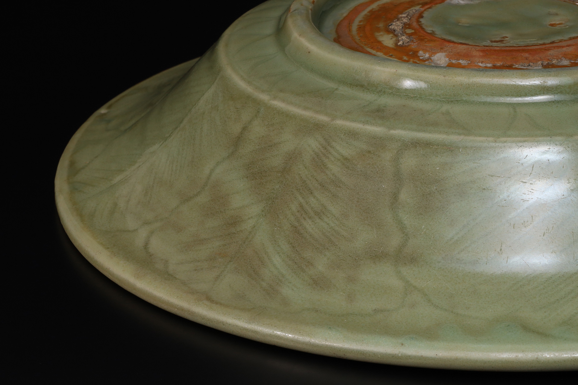 天龍寺青磁刻花牡丹文大盤（明時代 / 所載品）-13