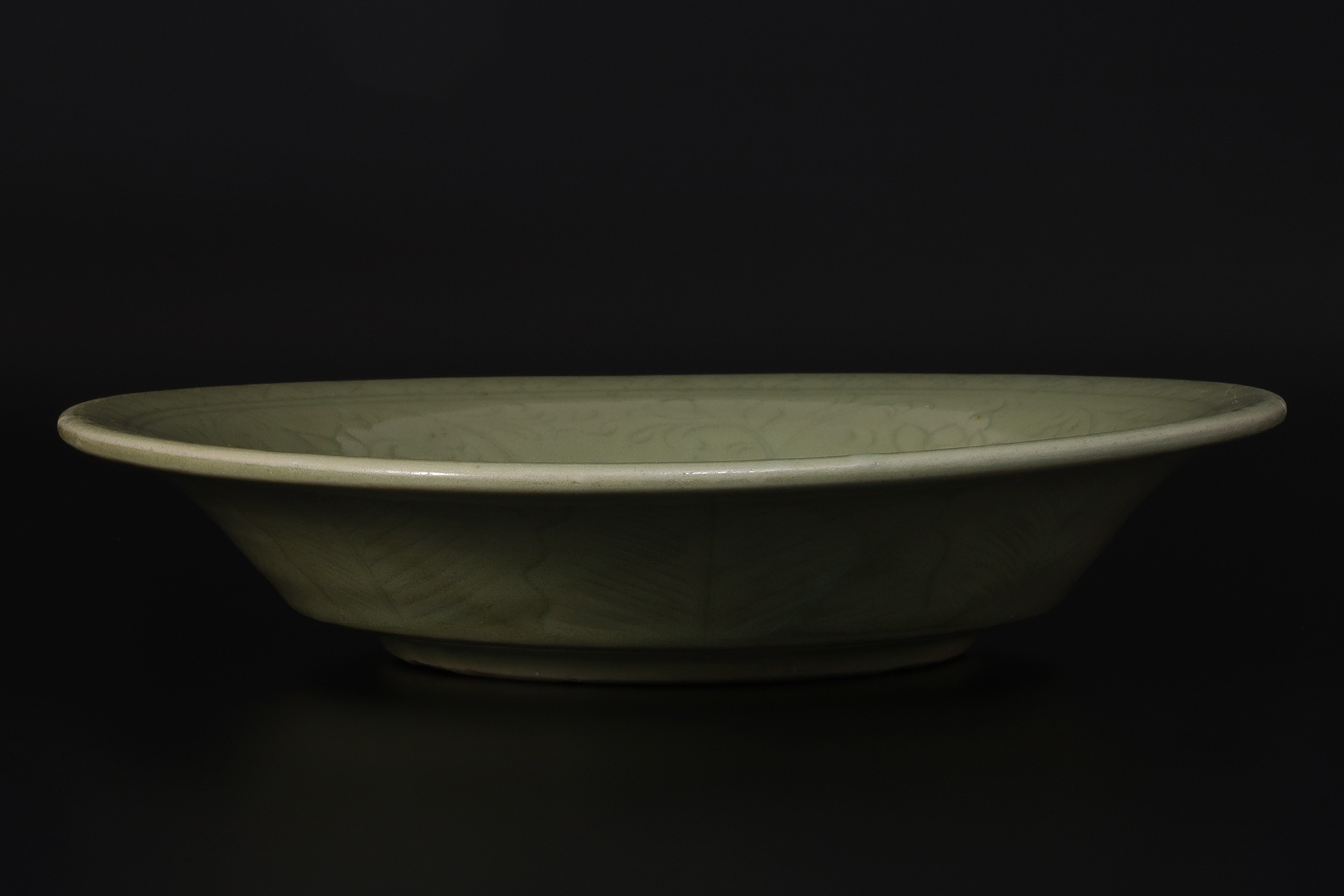 天龍寺青磁刻花牡丹文大盤（明時代 / 所載品）-2