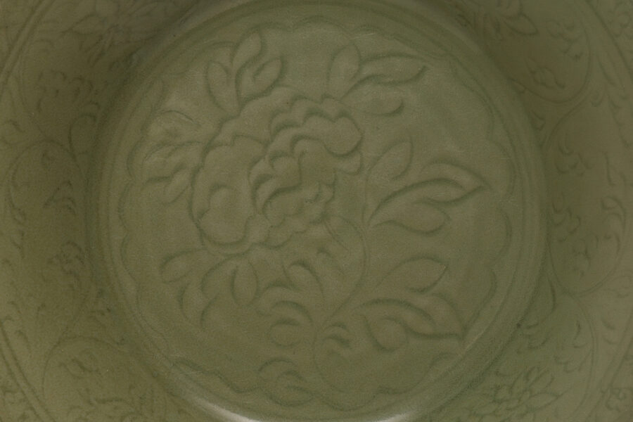 天龍寺青磁刻花牡丹文大盤(明時代 / 所載品)-3
