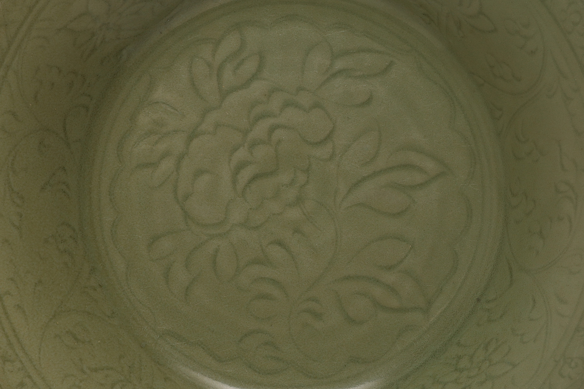 天龍寺青磁刻花牡丹文大盤（明時代 / 所載品）-3