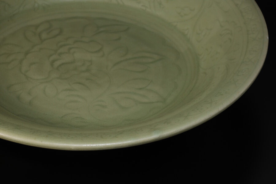 天龍寺青磁刻花牡丹文大盤(明時代 / 所載品)-4
