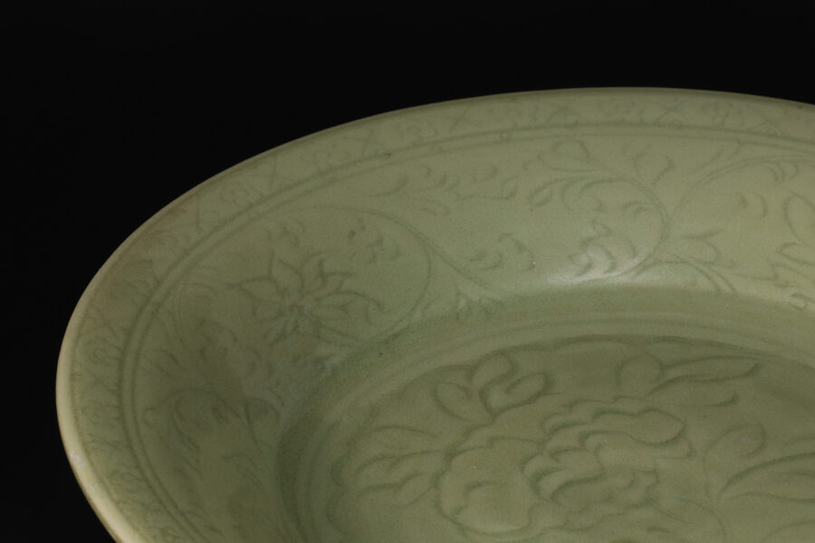 天龍寺青磁刻花牡丹文大盤(明時代 / 所載品)-5