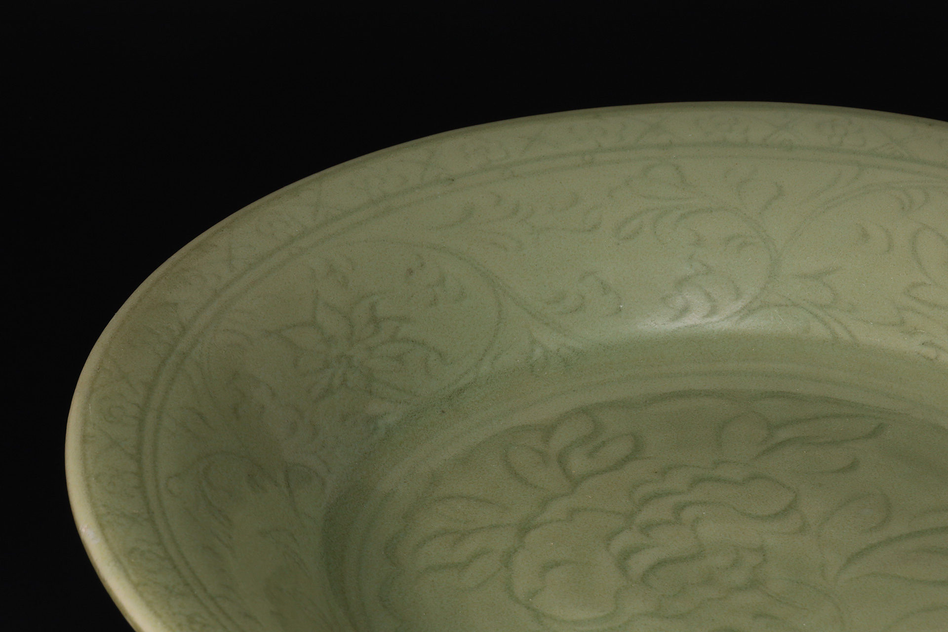 天龍寺青磁刻花牡丹文大盤（明時代 / 所載品）-5
