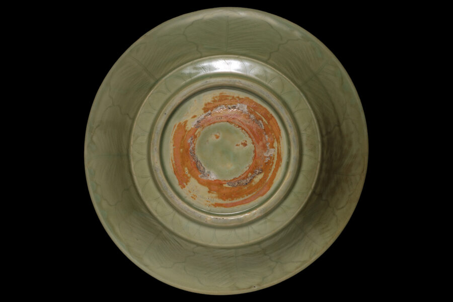 天龍寺青磁刻花牡丹文大盤(明時代 / 所載品)-9