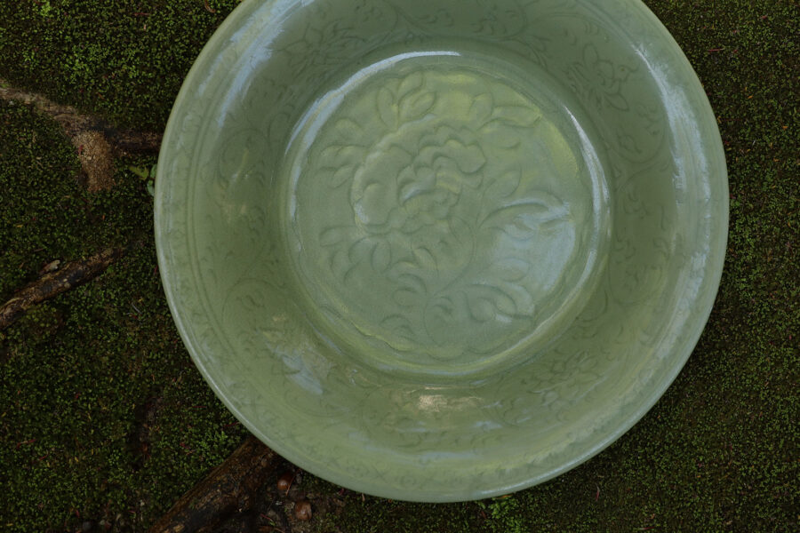 Tenryu-ji Celadon Large Dish with Carved Peony Design (Ming Dynasty / Listed Item)