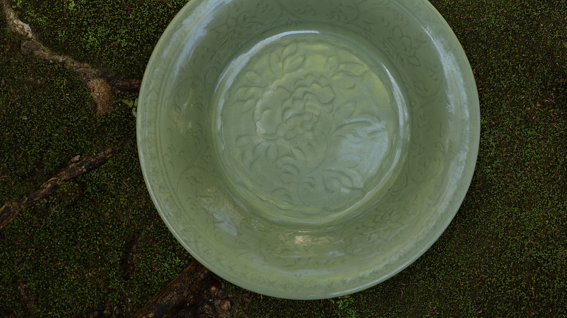 天龍寺青磁刻花牡丹文大盤（明時代 / 所載品）-y1