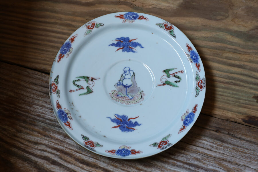 南京赤絵羅漢雲鶴文皿（明 – 清時代）