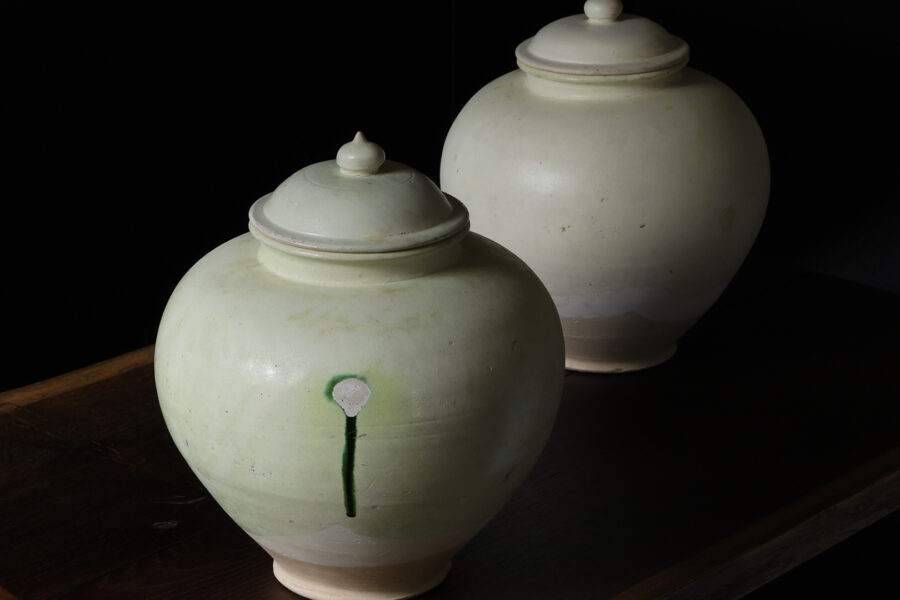 唐白磁万年壷（一対 / 唐時代 / 所載品）