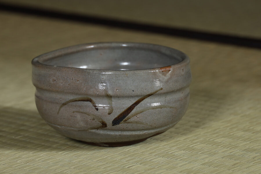 絵唐津草文沓茶碗（桃山 – 江戸時代）