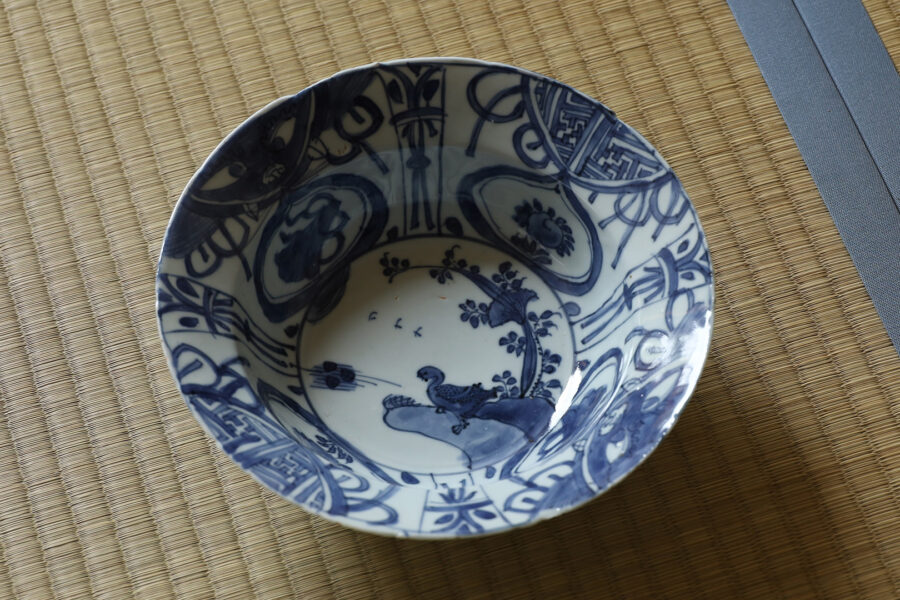 Ko-Sometsuke Fuyo-de Helmet-Shaped Bowl with Floral and Bird Motif (Ming Dynasty)